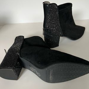 Suede with sparkles booties